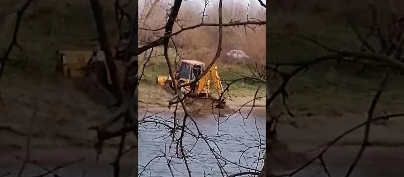 Έτσι βουλιάζουν στον Έβρο οι Τούρκοι - Εκσκαφέας προσπάθησε να ανοίξει πέρασμα αλλά... εξελίχθηκε σε φιάσκο (βίντεο)